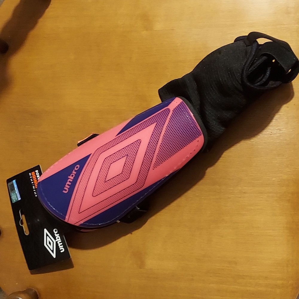 NWT Umbro stirrup shinguards